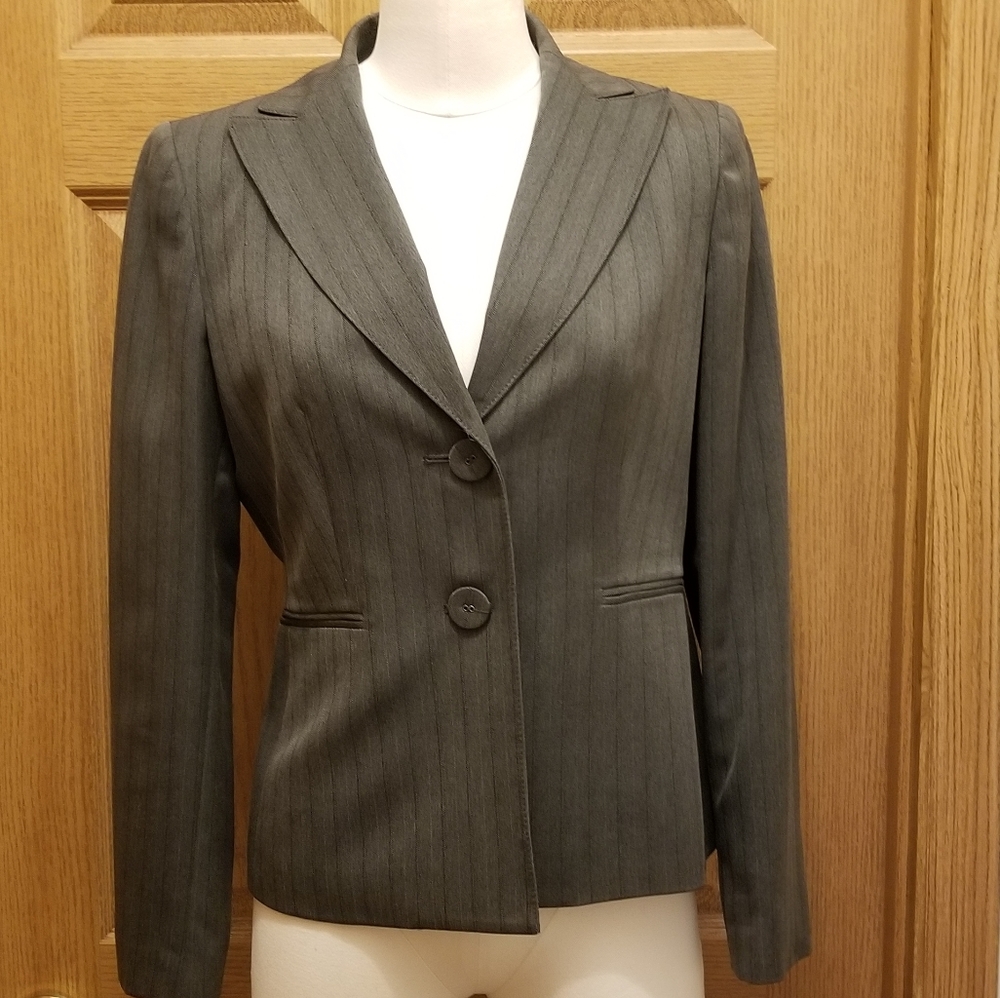 Evan picone grey pantsuit size 4 petite.